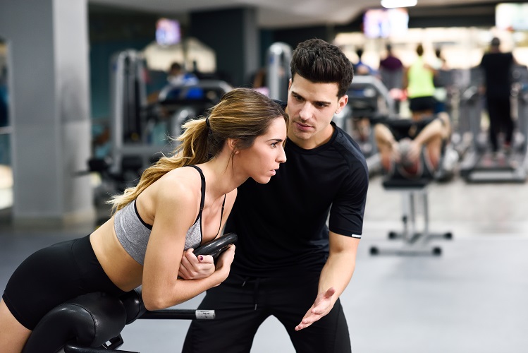 Entrenador personal con mujer